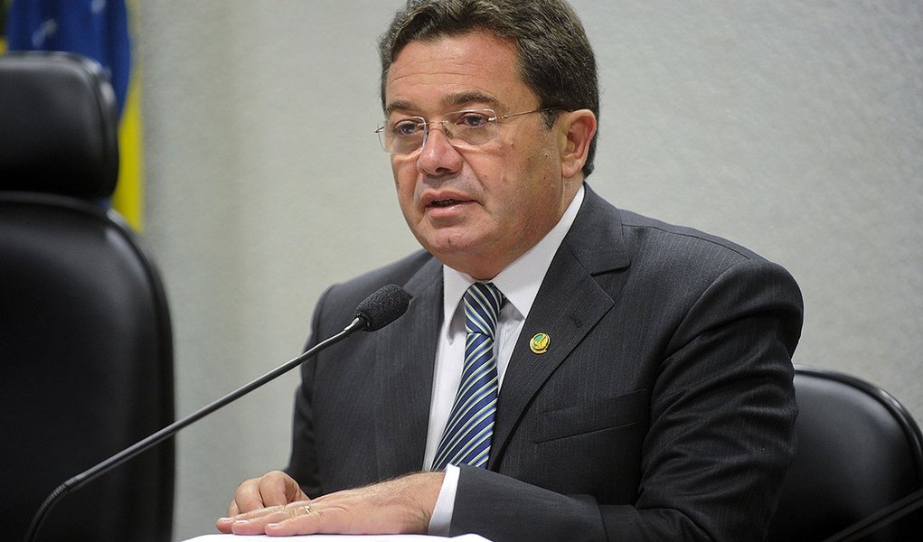 Sala de comissões do Senado durante Comissão de Constituição, Justiça e Cidadania (CCJ).
CCJ faz reunião deliberativa com dois itens de tramitação conjunta: Contrário ao PLS nº 337, de 2003, e favorável ao Projeto de Lei do Senado nº 236, de 2012, que (Foto: Leonardo Attuch) Sala de comissões do Senado durante Comissão de Constituição, Justiça e Cidadania (CCJ).
CCJ faz reunião deliberativa com dois itens de tramitação conjunta: Contrário ao PLS nº 337, de 2003, e favorável ao Projeto de Lei do Senado nº 236, de 2012, que