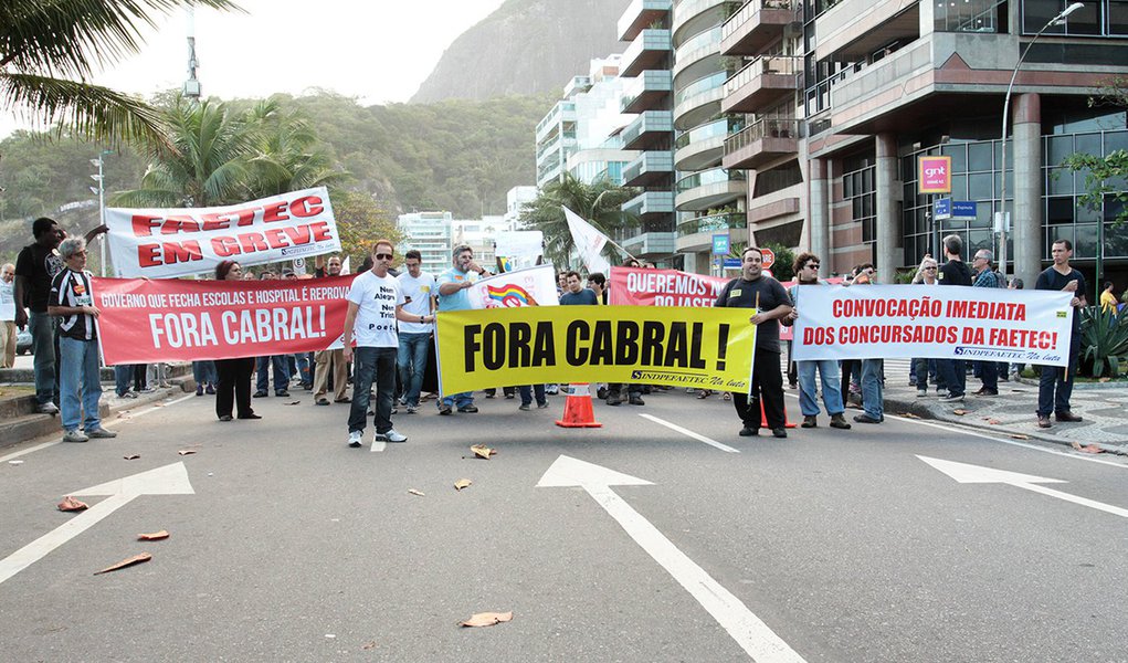 RIO DE JANEIRO, RJ - 19.08.2013: PROTESTO/PROFESSORES/RJ - Professores durante protesto na esquina da rua onde fica a casa do governador Sérgio Cabral, no Leblon, na zona sul do Rio, nesta segunda-feira (19). A avenida Delfim Moreira foi interditada pelo (Foto: Valter Lima) RIO DE JANEIRO, RJ - 19.08.2013: PROTESTO/PROFESSORES/RJ - Professores durante protesto na esquina da rua onde fica a casa do governador Sérgio Cabral, no Leblon, na zona sul do Rio, nesta segunda-feira (19). A avenida Delfim Moreira foi interditada pelo