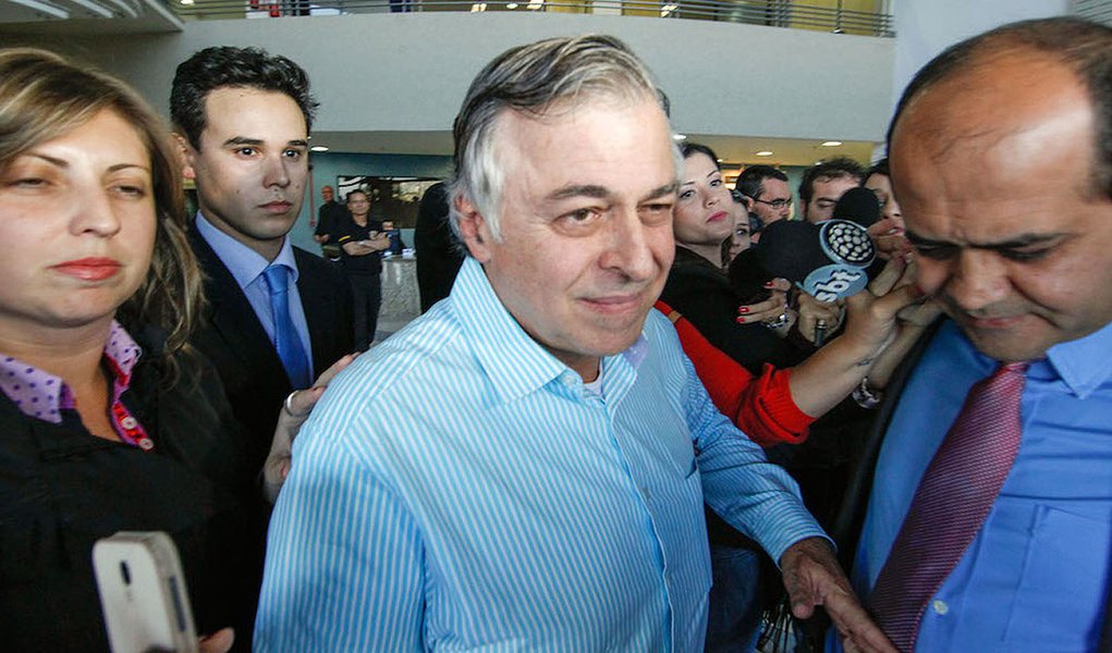 PR - LAVA JATO/STF/SOLTURA - POLÕTICA - O ex-diretor da Petrobras Paulo Roberto Costa, que estava preso na SuperintendÍncia da PolÌcia Federal (PF) em Curitiba, È solto na tarde desta segunda-feira (19). O alvar· de soltura foi expedido pelo juiz SÈrg (Foto: Roberta Namour) PR - LAVA JATO/STF/SOLTURA - POLÕTICA - O ex-diretor da Petrobras Paulo Roberto Costa, que estava preso na SuperintendÍncia da PolÌcia Federal (PF) em Curitiba, È solto na tarde desta segunda-feira (19). O alvar· de soltura foi expedido pelo juiz SÈrg
