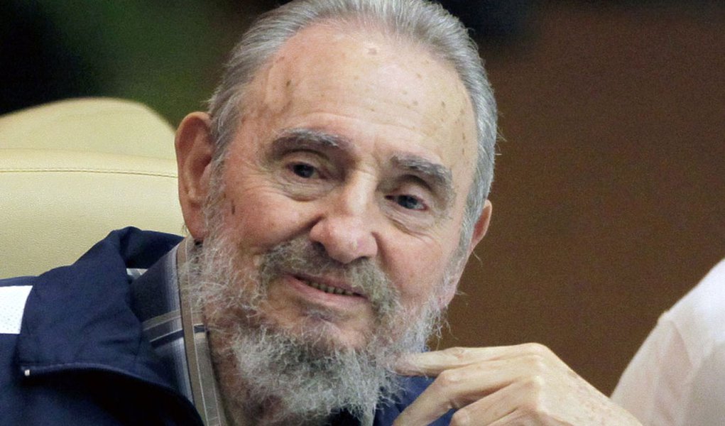 Fidel Castro makes a surprise appearance at the 6th Communist Party Congress in Havana, Cuba, Tuesday April 19, 2011. Cuba's President Raul Castro was named first secretary of Cuba's Communist Party on Tuesday, with Fidel not included in the leadership fo (Foto: Gisele Federicce) Fidel Castro makes a surprise appearance at the 6th Communist Party Congress in Havana, Cuba, Tuesday April 19, 2011. Cuba's President Raul Castro was named first secretary of Cuba's Communist Party on Tuesday, with Fidel not included in the leadership fo