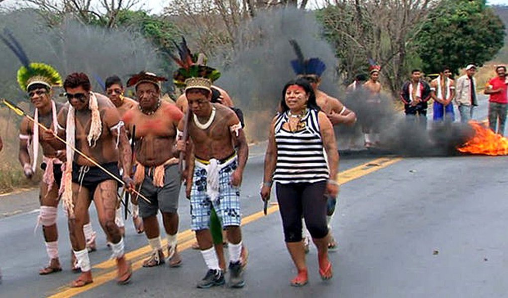 Índios bloqueiam rodovias no Mato Grosso (Foto: Reprodução/TVCA) Índios bloqueiam rodovias no Mato Grosso