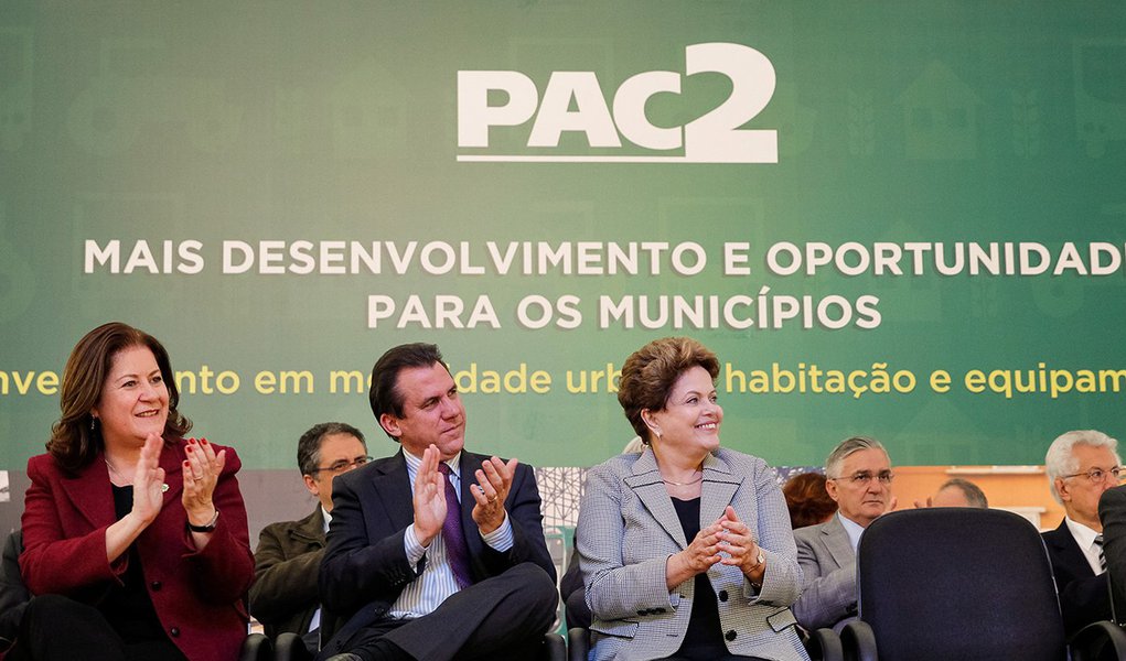 São Bernardo do Campo - SP, 19/08/2013. Presidenta Dilma Rousseff durante cerimônia de anúncio de investimentos do PAC para cidades do ABC e entrega de 100 máquinas retroescavadeiras a municípios de São Paulo. Foto: Roberto Stuckert Filho/PR (Foto: Gisele Federicce) São Bernardo do Campo - SP, 19/08/2013. Presidenta Dilma Rousseff durante cerimônia de anúncio de investimentos do PAC para cidades do ABC e entrega de 100 máquinas retroescavadeiras a municípios de São Paulo. Foto: Roberto Stuckert Filho/PR