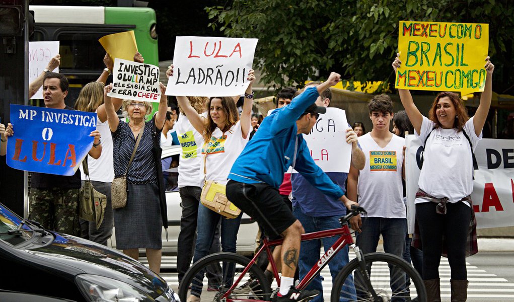 "Multidão" contra Lula na Paulista: 20 pessoas (Foto: Eduardo Knapp) "Multidão" contra Lula na Paulista: 20 pessoas