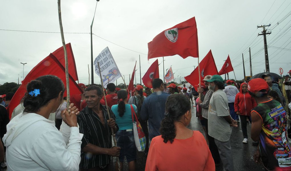 Manifestantes saem em passeata pelo Recife Manifestantes saem em passeata pelo Recife