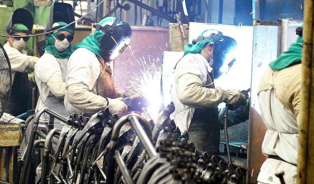 Manaus - A produção industrial recuou em outubro em dez dos 14 locais pesquisados pelo IBGE Foto: Arquivo ABr (Foto: Paulo Emílio) Manaus - A produção industrial recuou em outubro em dez dos 14 locais pesquisados pelo IBGE Foto: Arquivo ABr