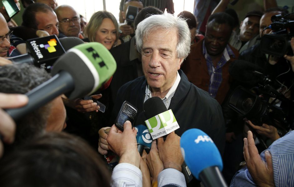 O candidato à Presidência do Uruguai Tabaré Vázquez, da Frente Ampla, fala à imprensa após votar em Montevidéu no fim de outubro. 26/10/2014 REUTERS/Andres Stapff (Foto: Gisele Federicce) O candidato à Presidência do Uruguai Tabaré Vázquez, da Frente Ampla, fala à imprensa após votar em Montevidéu no fim de outubro. 26/10/2014 REUTERS/Andres Stapff