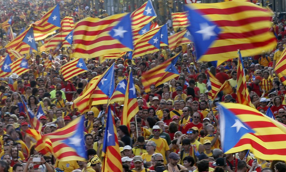 Pessoas levantam bandeiras da Catalunha em manifestação que marcou o dia da Catalunha. Centenas de milhares de catalães eram esperados nas ruas para pedir o direito de decidir por voto uma eventual separação da Espanha. 11/09/2014.REUTERS/Albert Gea (Foto: Giuliana Miranda) Pessoas levantam bandeiras da Catalunha em manifestação que marcou o dia da Catalunha. Centenas de milhares de catalães eram esperados nas ruas para pedir o direito de decidir por voto uma eventual separação da Espanha. 11/09/2014.REUTERS/Albert Gea
