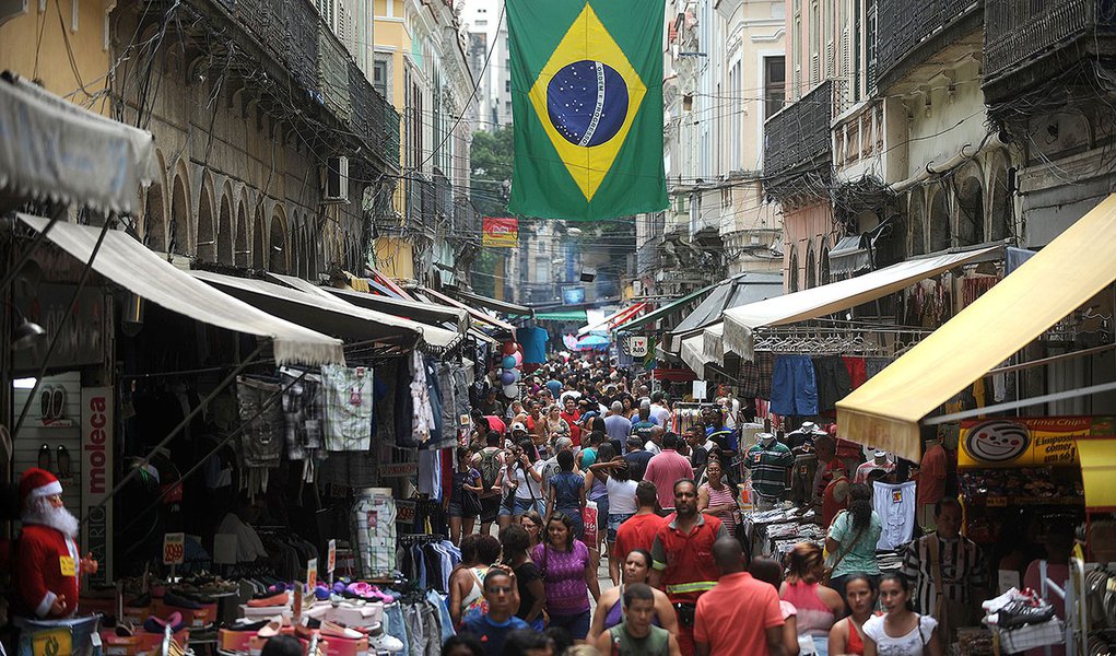 Rio de Janeiro - Milhares de pessoas vão às ruas do Saara (Sociedade de Amigos das Adjacências da Rua da Alfândega) para compras de natal no tradicional centro de comércio popular do Rio de Janeiro. (Foto: Lelê Teles) Rio de Janeiro - Milhares de pessoas vão às ruas do Saara (Sociedade de Amigos das Adjacências da Rua da Alfândega) para compras de natal no tradicional centro de comércio popular do Rio de Janeiro.