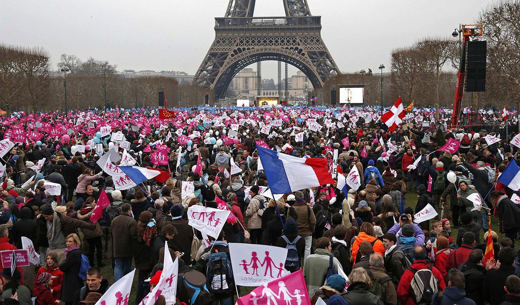 Milhares aderem à manifestação contra o casamento homossexual na França (Foto: CHARLES PLATIAU) Milhares aderem à manifestação contra o casamento homossexual na França