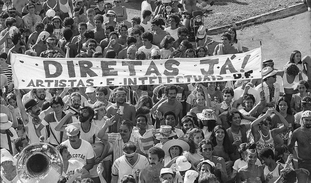 Brasil, Brasília, DF, 23/04/1984. Manifestação pedindo eleições diretas (Diretas Já) em Brasília (DF). Contato: 08.184.01 - Negativo: 840784/S.3(17) - Crédito:ARQUIVO/ESTADÃO CONTEÚDO/AE/Código imagem:133806 (Foto: Jean Menezes de Aguiar) Brasil, Brasília, DF, 23/04/1984. Manifestação pedindo eleições diretas (Diretas Já) em Brasília (DF). Contato: 08.184.01 - Negativo: 840784/S.3(17) - Crédito:ARQUIVO/ESTADÃO CONTEÚDO/AE/Código imagem:133806