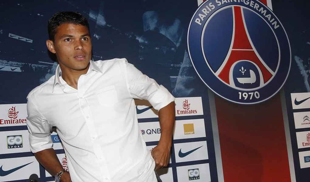 Zagueiro Thiago Silva, jogador do Paris St Germain, fotografado durante coletiva de imprensa em Paris. Thiago Silva renovou contrato com o PSG por mais um ano, o que vai mantê-lo no clube atual campeão francês até 2018, informou a equipe nesta quinta-feir (Foto: Gisele Federicce) Zagueiro Thiago Silva, jogador do Paris St Germain, fotografado durante coletiva de imprensa em Paris. Thiago Silva renovou contrato com o PSG por mais um ano, o que vai mantê-lo no clube atual campeão francês até 2018, informou a equipe nesta quinta-feir