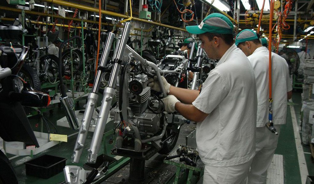 Emprego na indústria fica estável em novembro Emprego na indústria fica estável em novembro