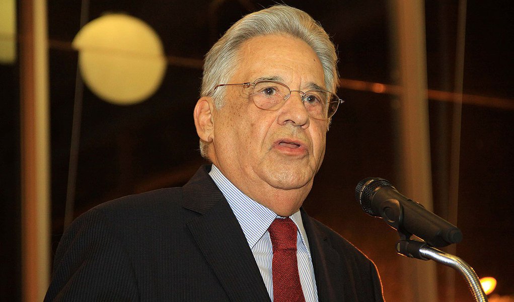 SP - FHC/BIOGRAFIA/RUTH CARDOSO - POLÍTICA - O ex-presidente Fernando Henrique Cardoso participa do lançamento do livro "Ruth Cardoso-Fragmentos de Uma Vida", do escritor araraquarense Ignácio de Loyola Brandão, no Teatro Municipal de Araraquara, no in (Foto: Gisele Federicce) SP - FHC/BIOGRAFIA/RUTH CARDOSO - POLÍTICA - O ex-presidente Fernando Henrique Cardoso participa do lançamento do livro "Ruth Cardoso-Fragmentos de Uma Vida", do escritor araraquarense Ignácio de Loyola Brandão, no Teatro Municipal de Araraquara, no in