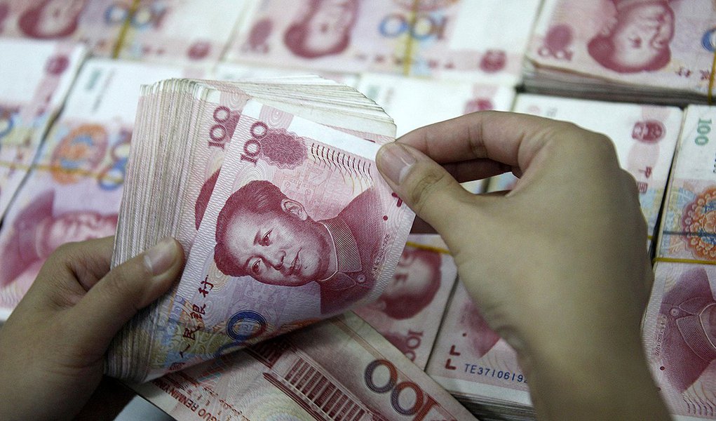 An employee counts Yuan banknotes at a branch of Industrial and Commercial Bank of China in Huaibei, Anhui in this August 3, 2010 file photo. China's central bank raised interest rates on December 25, 2010, the second rise in just over two months, steppin (Foto: Paulo Emílio) An employee counts Yuan banknotes at a branch of Industrial and Commercial Bank of China in Huaibei, Anhui in this August 3, 2010 file photo. China's central bank raised interest rates on December 25, 2010, the second rise in just over two months, steppin
