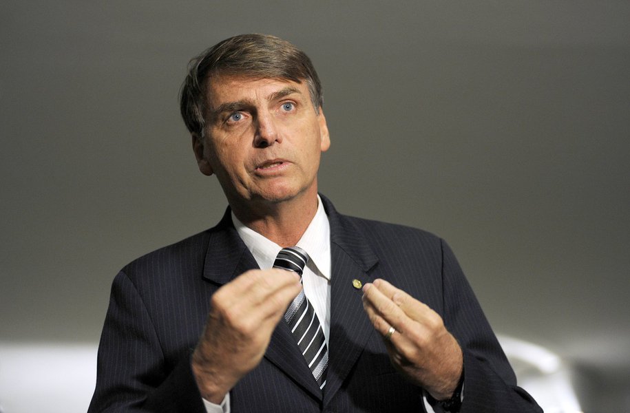 Sal�o Verde
Entrevista
Dep. Jair Bolsonaro fala sobre comissao da verdade
05.05.2010 (Foto: Romulo Faro) Sal�o Verde
Entrevista
Dep. Jair Bolsonaro fala sobre comissao da verdade
05.05.2010
