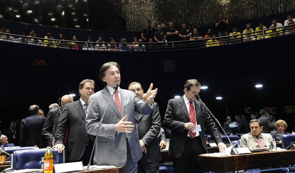 Senador Eunício Oliveira (PMDB-CE) defende seu relatório favorável ao Projeto de Lei da Câmara (PLC) 3/2014, que cria 708 cargos no Superior Tribunal de Justiça (STJ) (Foto: Leonardo Attuch) Senador Eunício Oliveira (PMDB-CE) defende seu relatório favorável ao Projeto de Lei da Câmara (PLC) 3/2014, que cria 708 cargos no Superior Tribunal de Justiça (STJ)