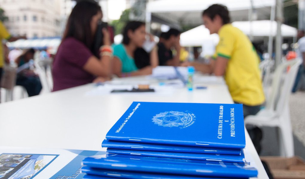 carteira de trabalho (Foto: Leonardo Lucena) carteira de trabalho