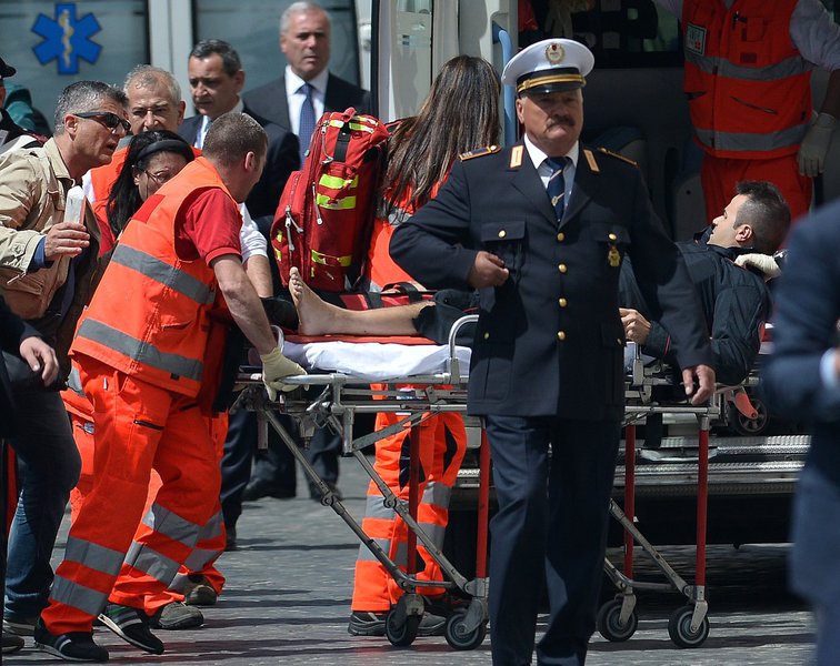 Dois policiais são feridos na posse do governo italiano (Foto: GABRIEL BOUYS) Dois policiais são feridos na posse do governo italiano