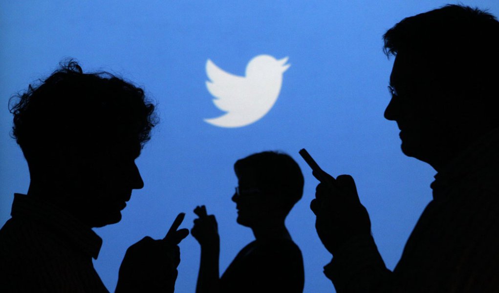 People holding mobile phones are silhouetted against a backdrop projected with the Twitter logo in this illustration picture taken in Warsaw September 27, 2013. Twitter Inc, the eight-year-old online messaging service, gave potential investors their firs (Foto: Leonardo Attuch) People holding mobile phones are silhouetted against a backdrop projected with the Twitter logo in this illustration picture taken in Warsaw September 27, 2013. Twitter Inc, the eight-year-old online messaging service, gave potential investors their firs