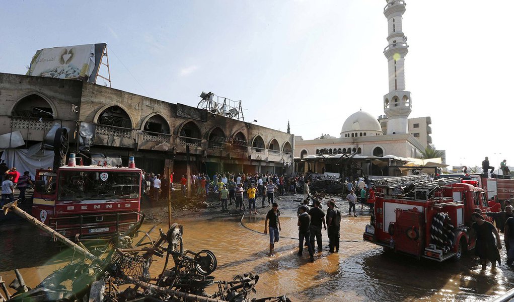 Civil Defence members and residents gather at the site of one of two mosques hit by explosions in Lebanon's northern city of Tripoli, August 23, 2013. Twin explosions outside two mosques killed at least 27 people and wounded hundreds in apparently coordin (Foto: Gisele Federicce) Civil Defence members and residents gather at the site of one of two mosques hit by explosions in Lebanon's northern city of Tripoli, August 23, 2013. Twin explosions outside two mosques killed at least 27 people and wounded hundreds in apparently coordin