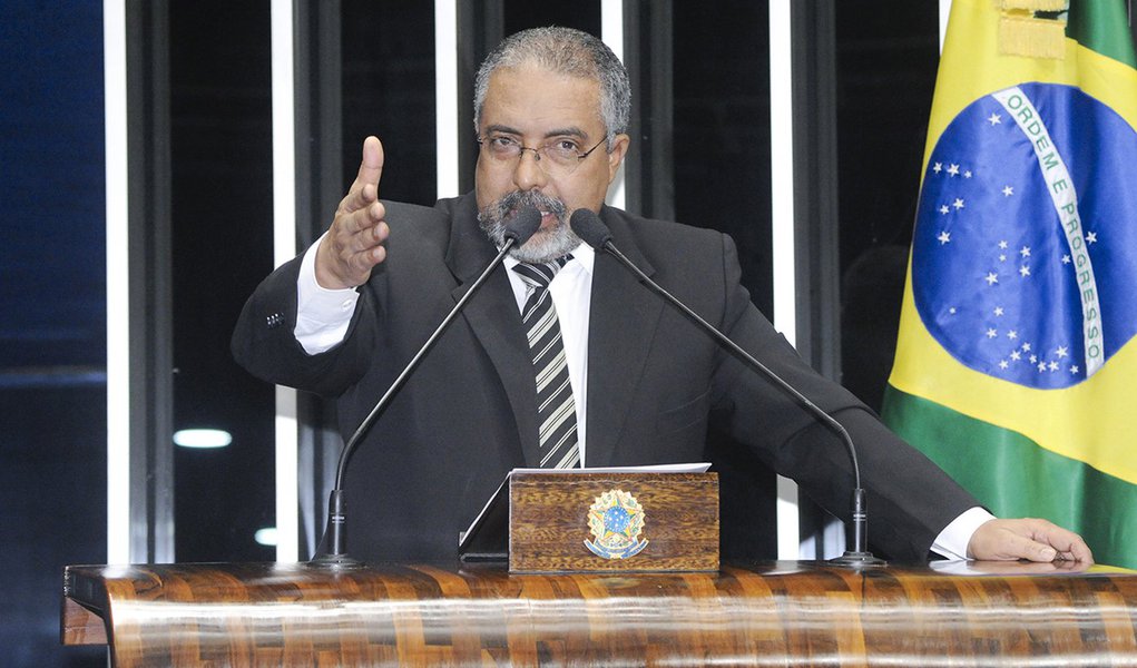 Em discurso na tribuna do Senado, senador Paulo Paim (PT-RS) (Foto: Leonardo Lucena) Em discurso na tribuna do Senado, senador Paulo Paim (PT-RS)