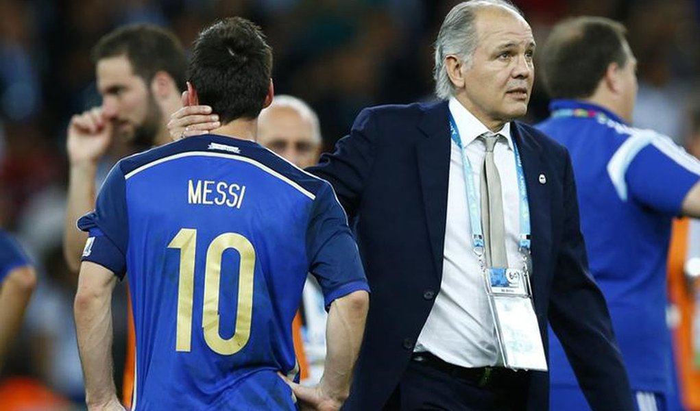 Técnico Sabella consola Lionel Messi após derrota na final da Copa. REUTERS/Eddie Keogh (Foto: Roberta Namour) Técnico Sabella consola Lionel Messi após derrota na final da Copa. REUTERS/Eddie Keogh