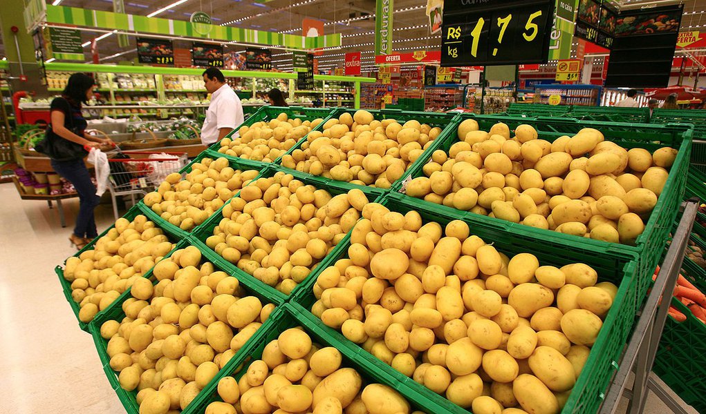 RIBEIRÃO PRETO, SP, BRASIL, 07-07-2011: Banca de batata em supermercado de Ribeirão preto.Os preços dos produtos que compõem a cesta básica em Ribeirão Preto tiveram aumento de 0,38% de maio até 18 de junho, segundo levantamento do Departamento de Economi (Foto: Paulo Emílio) RIBEIRÃO PRETO, SP, BRASIL, 07-07-2011: Banca de batata em supermercado de Ribeirão preto.Os preços dos produtos que compõem a cesta básica em Ribeirão Preto tiveram aumento de 0,38% de maio até 18 de junho, segundo levantamento do Departamento de Economi