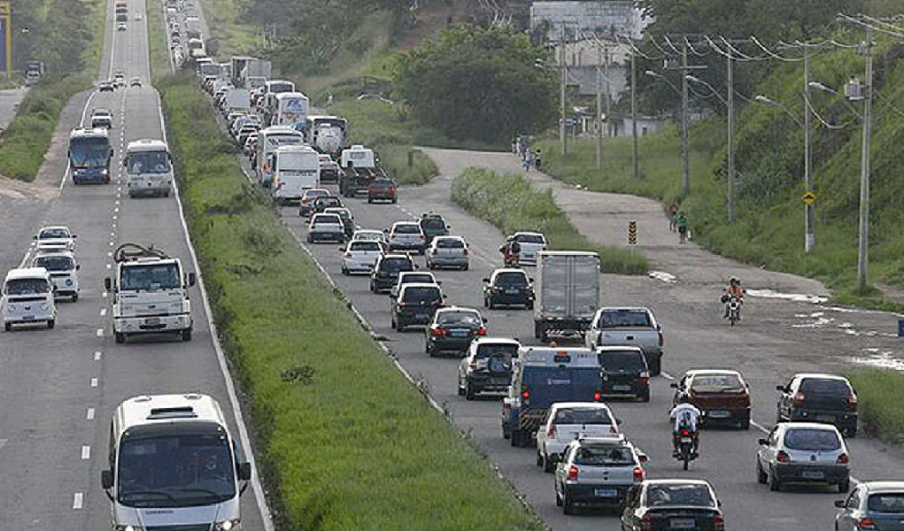 Operação da Polícia Rodoviária Federal causa congestionamento de 10 km na BR-324 (Foto: Divulgação) Operação da Polícia Rodoviária Federal causa congestionamento de 10 km na BR-324