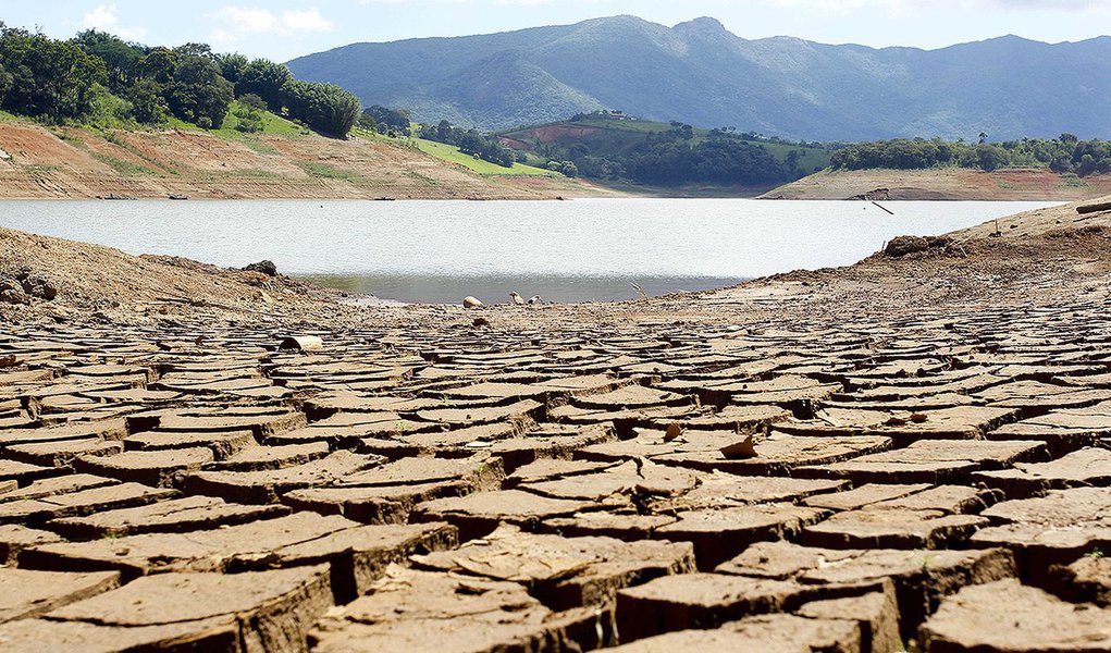 PIRACAIA, SP, 27.03.2014: ABASTECIMENTO/SP - Área da represa no reservatório do rio Jacarei, próximo à estrada que liga Piracaia a Joanópolis, na altura do km 103,5, conhecido como Túnel 7, onde a Sabesp faz uma obra, que visa em construir tubulações para (Foto: Aquiles Lins) PIRACAIA, SP, 27.03.2014: ABASTECIMENTO/SP - Área da represa no reservatório do rio Jacarei, próximo à estrada que liga Piracaia a Joanópolis, na altura do km 103,5, conhecido como Túnel 7, onde a Sabesp faz uma obra, que visa em construir tubulações para