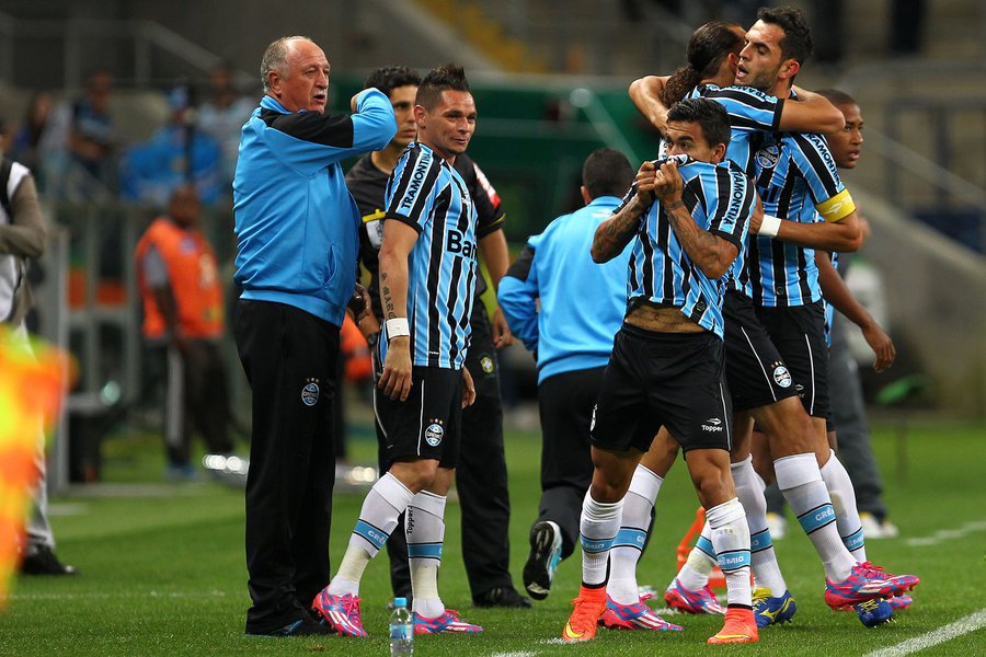 RS - FUTEBOL/CAMPEONATO BRASILEIRO 2014/GREMIO X CHAPECOENSE - ESPORTES - Dudu, jogador do Gremio disputa lance com jogador da Chapecoense durante partida valida pelo Campeonato Brasileiro 2014, disputada na noite deste domingo, na Arena. FOTO: LUCAS UEBE (Foto: Luis Mauro Queiroz) RS - FUTEBOL/CAMPEONATO BRASILEIRO 2014/GREMIO X CHAPECOENSE - ESPORTES - Dudu, jogador do Gremio disputa lance com jogador da Chapecoense durante partida valida pelo Campeonato Brasileiro 2014, disputada na noite deste domingo, na Arena. FOTO: LUCAS UEBE