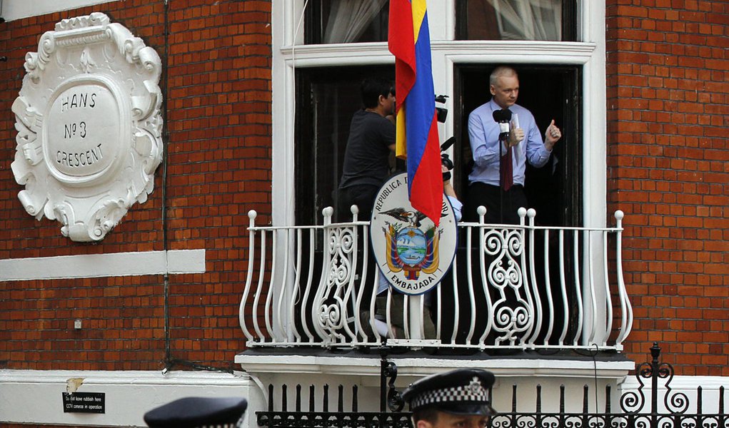 Julian Assange sugere criptografia nacional a Dilma (Foto: CHRIS HELGREN) Julian Assange sugere criptografia nacional a Dilma