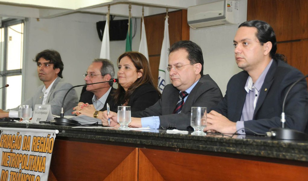 Cássio Remis Santos (vereador e presidente da Câmara Municipal de Patrocínio),
Lucas Campos de Siqueira (prefeito de Patrocínio),
Liza Prado (deputada estadual PSB/MG),
Leonídio Bouças (deputado estadual PMDB/MG),
Weliton Prado (deputado federal PT/MG (Foto: Leonardo Lucena) Cássio Remis Santos (vereador e presidente da Câmara Municipal de Patrocínio),
Lucas Campos de Siqueira (prefeito de Patrocínio),
Liza Prado (deputada estadual PSB/MG),
Leonídio Bouças (deputado estadual PMDB/MG),
Weliton Prado (deputado federal PT/MG