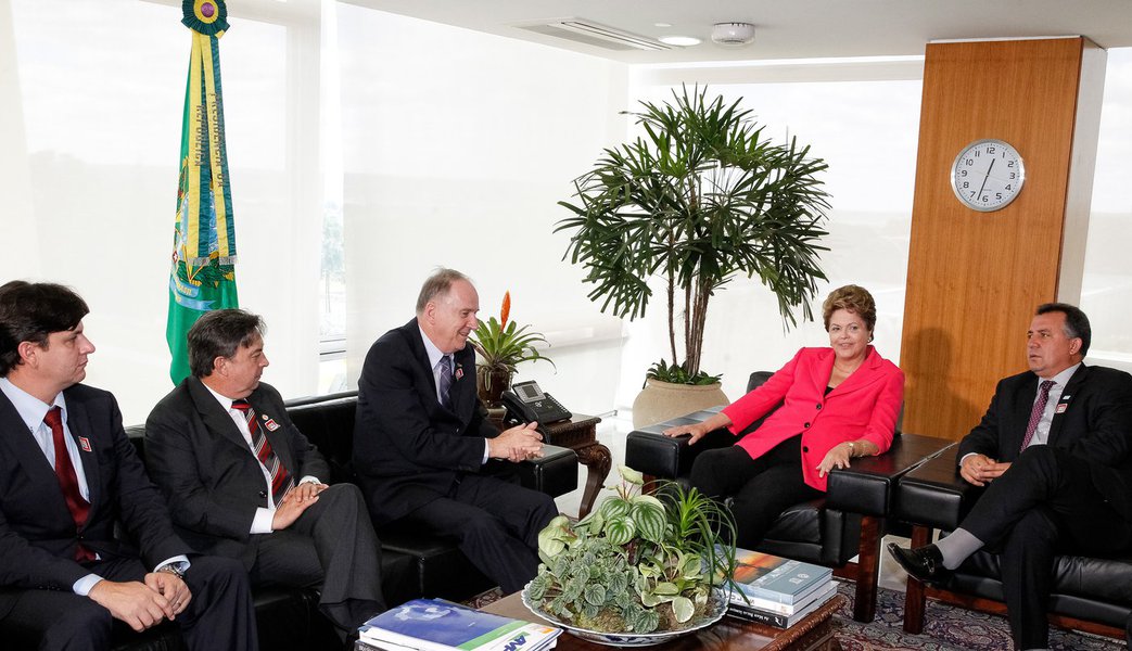 Dilma anuncia 'canal de diálogo' com prefeitos (Foto: Roberto Stuckert Filho) Dilma anuncia 'canal de diálogo' com prefeitos