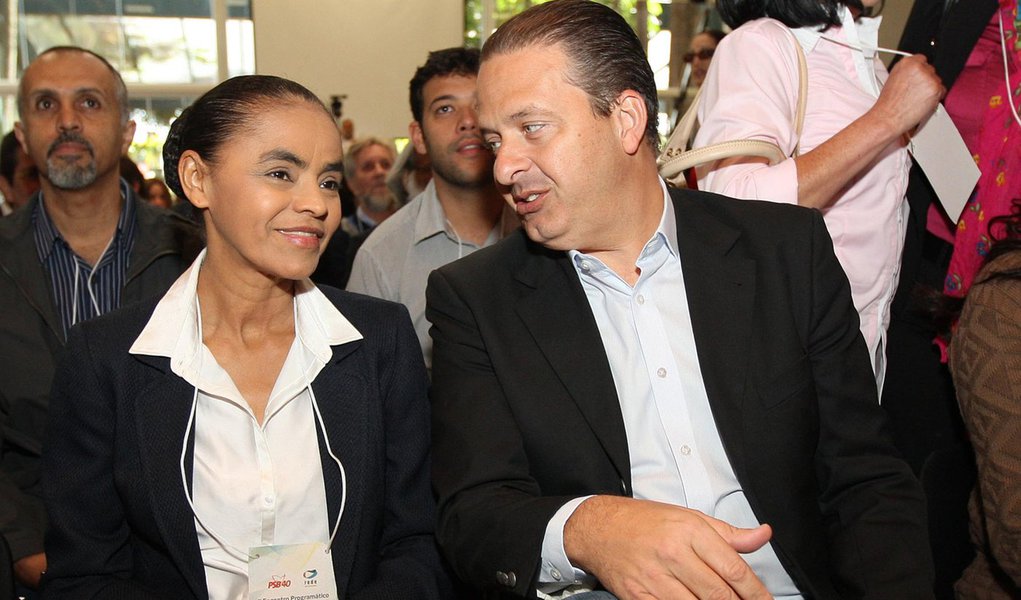 SÃO PAULO, SP, 28.10.2013: ENCONTRO PSB/REDE/SP - Marina Silva e o presidente do PSB, Eduardo Campos - O Partido Socialista Brasileiro e a Rede Sustentabilidade realizam nesta segunda-feira, na Lapa (zona oeste), o primeiro encontro programático que tem (Foto: Leonardo Attuch) SÃO PAULO, SP, 28.10.2013: ENCONTRO PSB/REDE/SP - Marina Silva e o presidente do PSB, Eduardo Campos - O Partido Socialista Brasileiro e a Rede Sustentabilidade realizam nesta segunda-feira, na Lapa (zona oeste), o primeiro encontro programático que tem