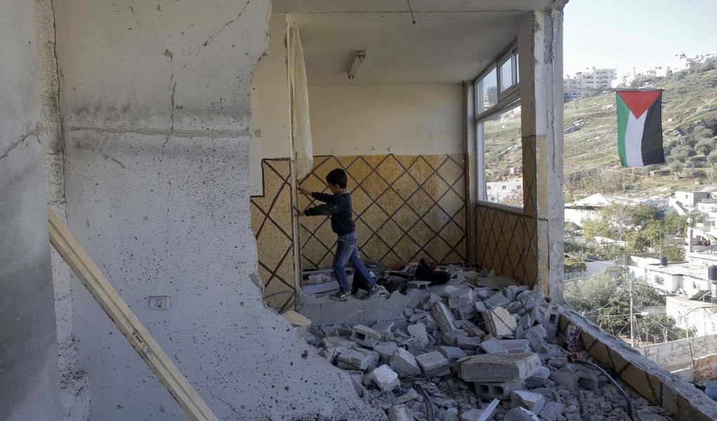 Menino palestino, familiar de Abdel-Rahman Shaloudi, sobre os escombros da casa destruÃda de Shaloudi em Jerusalém Oriental. 19/11/2014 REUTERS/Ammar Awad (Foto: Gisele Federicce) Menino palestino, familiar de Abdel-Rahman Shaloudi, sobre os escombros da casa destruÃda de Shaloudi em Jerusalém Oriental. 19/11/2014 REUTERS/Ammar Awad