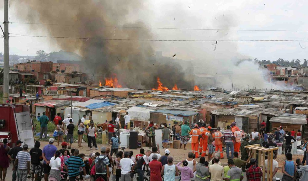 Incêndio destrói favela na Zona Leste (Foto: Sigmapress/Folhapress) Incêndio destrói favela na Zona Leste