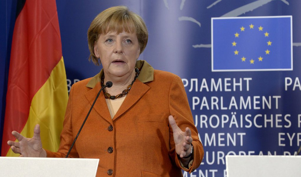 Merkel pede observadores na Ucrânia. Putin concorda (Foto: ERIC VIDAL) Merkel pede observadores na Ucrânia. Putin concorda