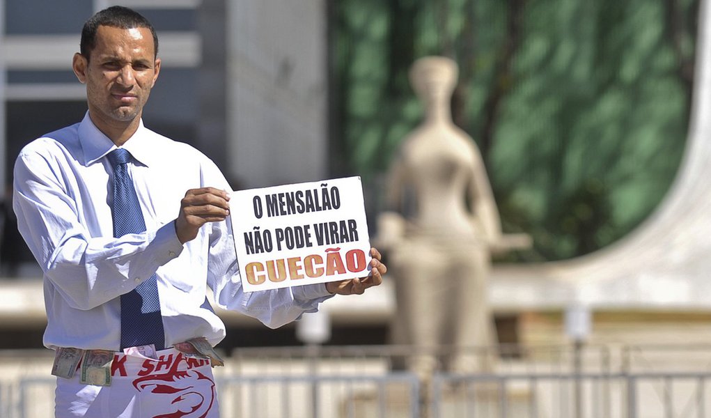Julgamento do mensalão tem protestos solitários fora do STF (Foto: Antonio Cruz/Agência Brasil) Julgamento do mensalão tem protestos solitários fora do STF