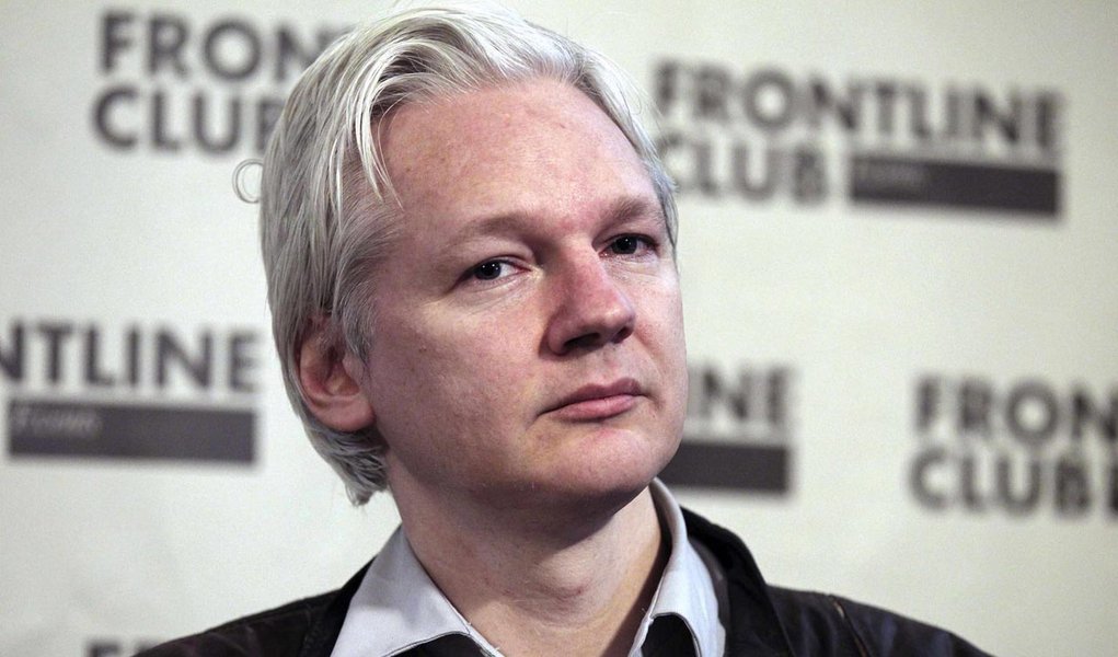 Baltasar Garzón comandará defesa de Assange e do Wikileaks (Foto: REUTERS/Finbarr O'Reilly) Baltasar Garzón comandará defesa de Assange e do Wikileaks