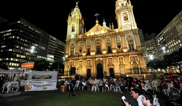 Vigília lembra Chacina da Candelária (Foto: Bia Alves/Folhapress) Vigília lembra Chacina da Candelária