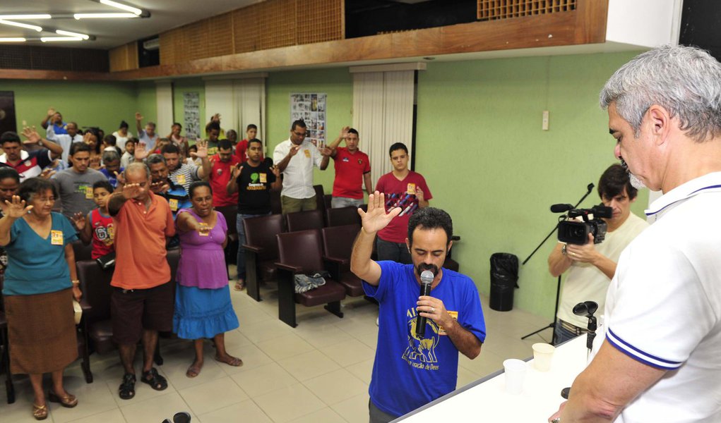 Humberto atrás do apoio dos evangélicos (Foto: Sérgio Figueiredo / Ag. Grão) Humberto atrás do apoio dos evangélicos