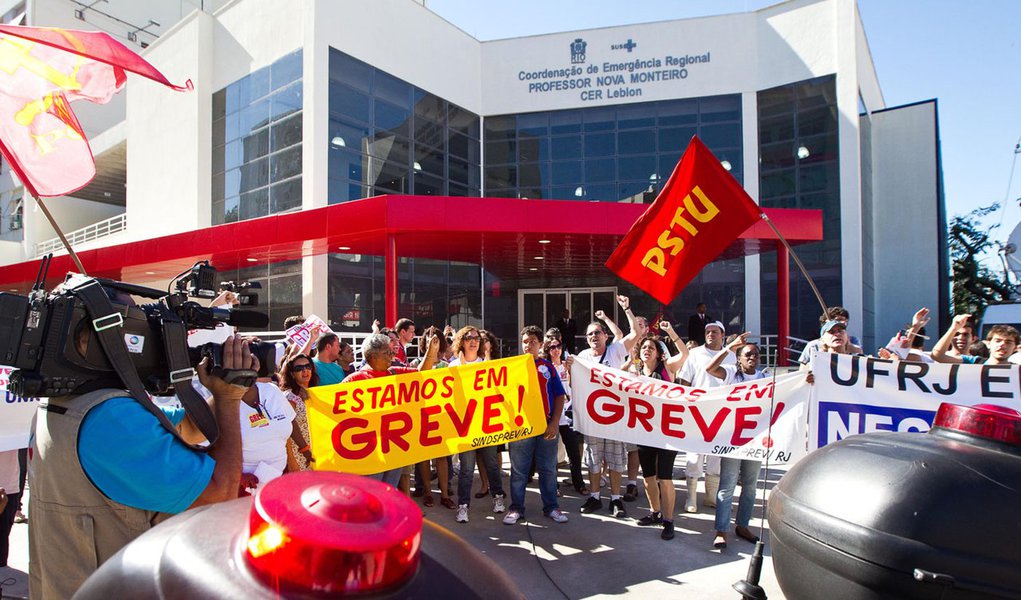 Dilma é recebida com protestos no Rio (Foto: Daniel Marenco/Folhapress) Dilma é recebida com protestos no Rio