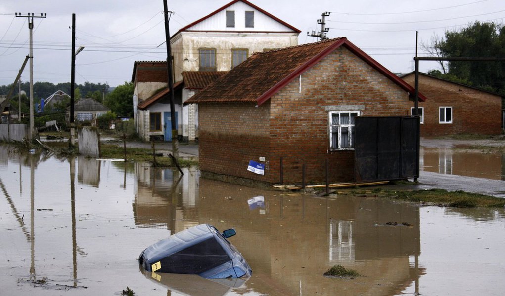 Enchentes deixam mais de 100 mortos no sul da Rússia (Foto: Reuters) Enchentes deixam mais de 100 mortos no sul da Rússia