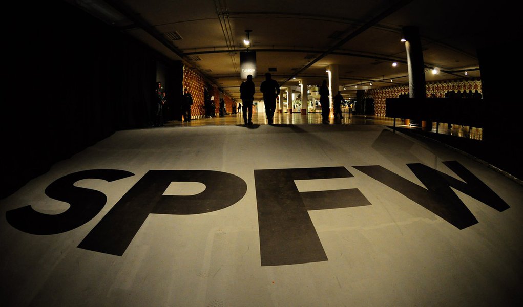 São Paulo Fashion Week traz tendências para verão 2013 Brasil 247