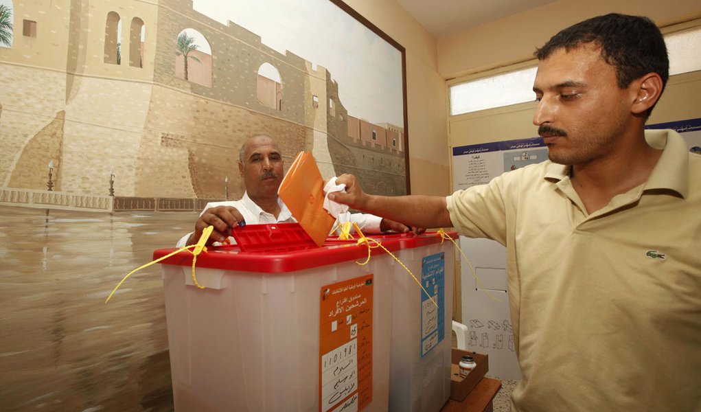 Líbia tem eleição histórica e registra 60% de participação (Foto: ISMAIL ZITOUNY/Reuters) Líbia tem eleição histórica e registra 60% de participação