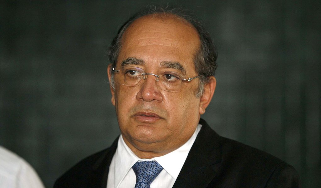 Gilmar Mendes pode ter pego carona com Demóstenes em jatinho de Cachoeira (Foto: Gildo Lima/Folhapress) Gilmar Mendes pode ter pego carona com Demóstenes em jatinho de Cachoeira