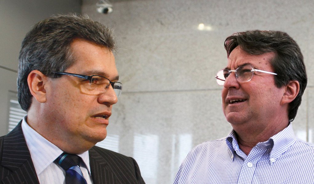 Grupo de Rands investiga uso da máquina na PCR (Foto: Andréa Rêgo Barros/Arquivo e Fernando Silva/Pref. do Recife) Grupo de Rands investiga uso da máquina na PCR