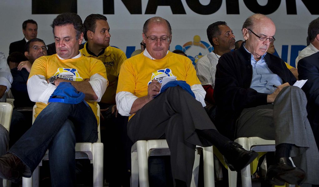 Aécio Neves, José Serra e 2014: deixa que eu deixo (Foto: Marlene Bergamo/Folhapress) Aécio Neves, José Serra e 2014: deixa que eu deixo