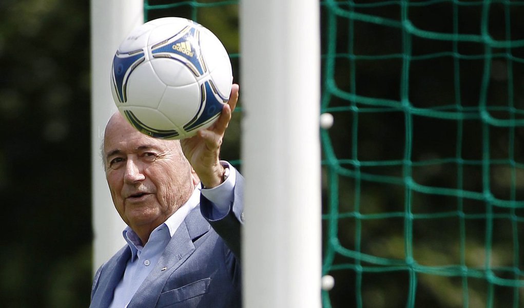 Fifa libera chip na bola para definir gols no futebol (Foto: Michael Buholzer/REUTERS ) Fifa libera chip na bola para definir gols no futebol