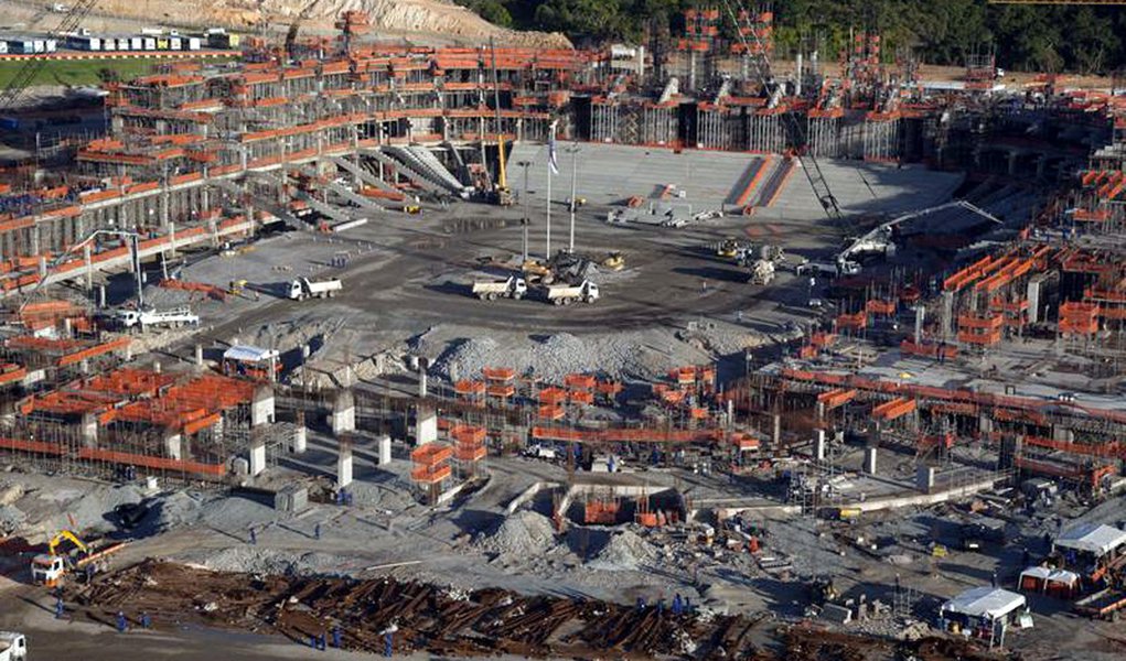 Trabalhadores cruzam os braços na Arena-PE (Foto: Odebrecht/Divulgação) Trabalhadores cruzam os braços na Arena-PE